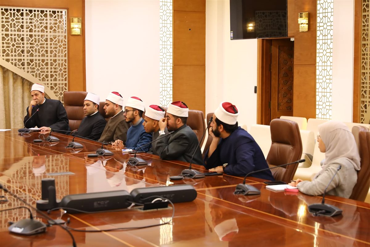 مفتي الجمهورية يتابع سير العمل بإدارة الفتوى المكتوبة ويؤكد أهمية أداء الأمانة الإفتائية