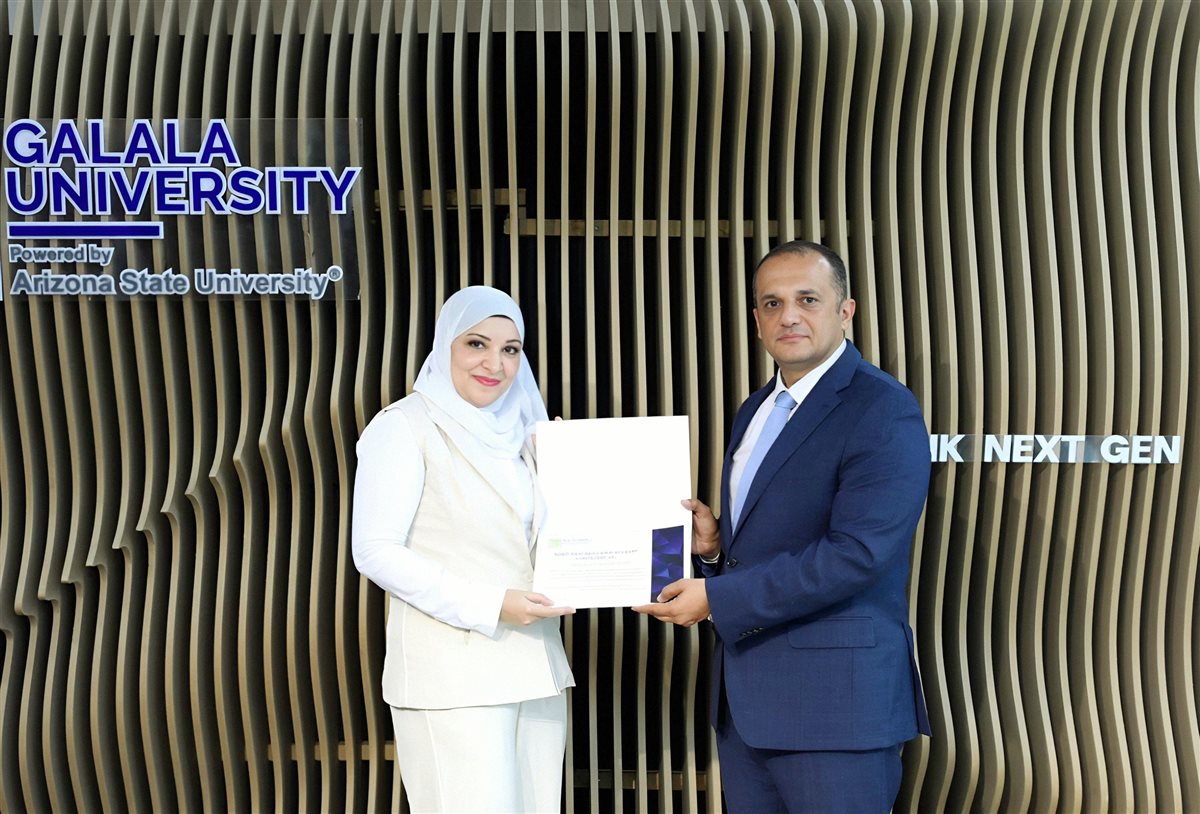 رئيس جامعة الجلالة يكرّم الكاتبة نرمين عِشرة