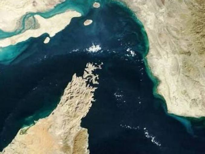 توقف شبه كامل لحركة السفن عبر مضيق هرمز بسبب الضربات الإيرانية