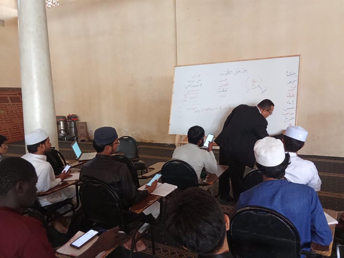 استمرار دورة «تعليم العربية للأجانب» بمسجد عمرو بن العاص