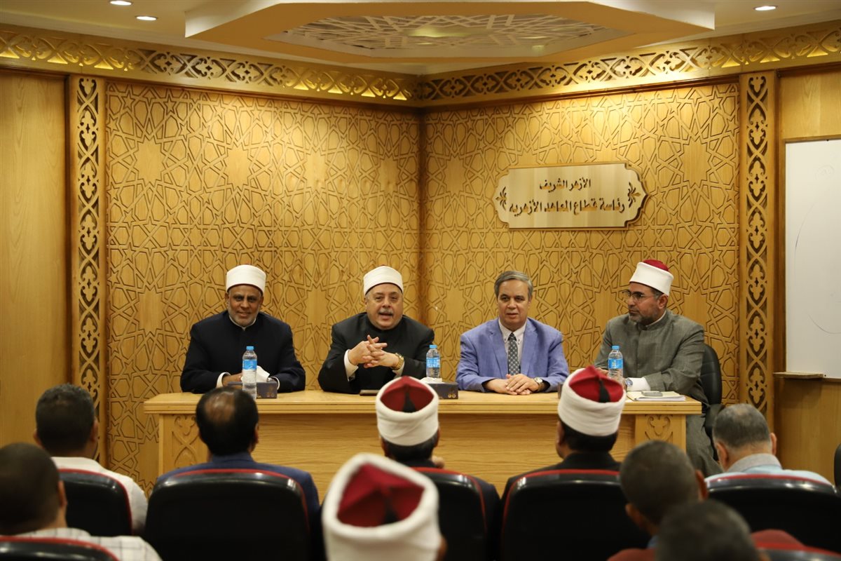 الشيخ أيمن عبدالغني يعقد اجتماعًا موسعًا بمديري أفرع الأروقة الأزهرية