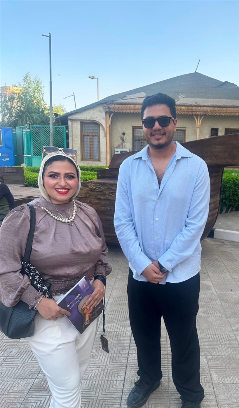 الفنان عمر محمد رياض مع محررة الوفد