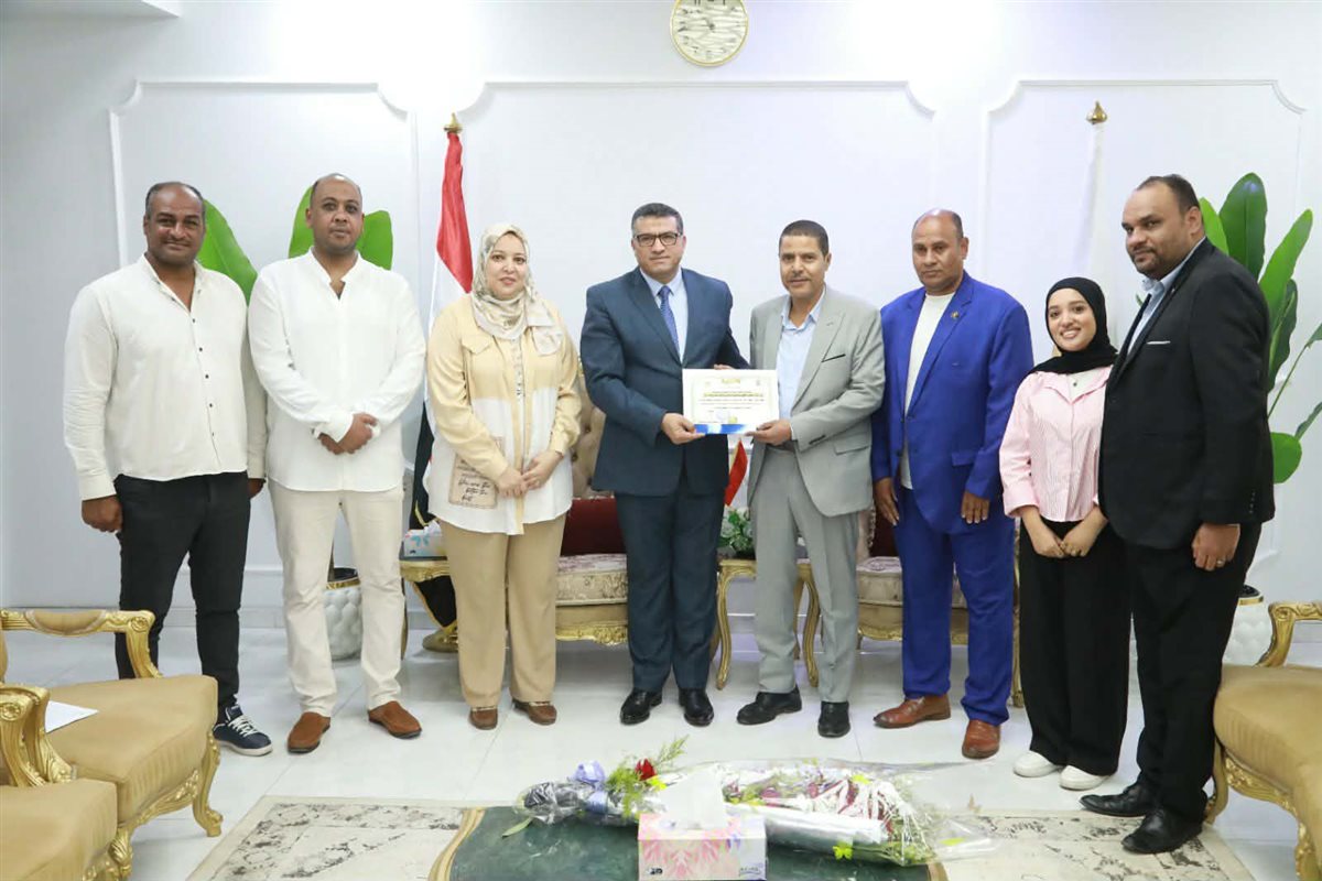 المحافظ وأعضاء الفرقة&nbsp;