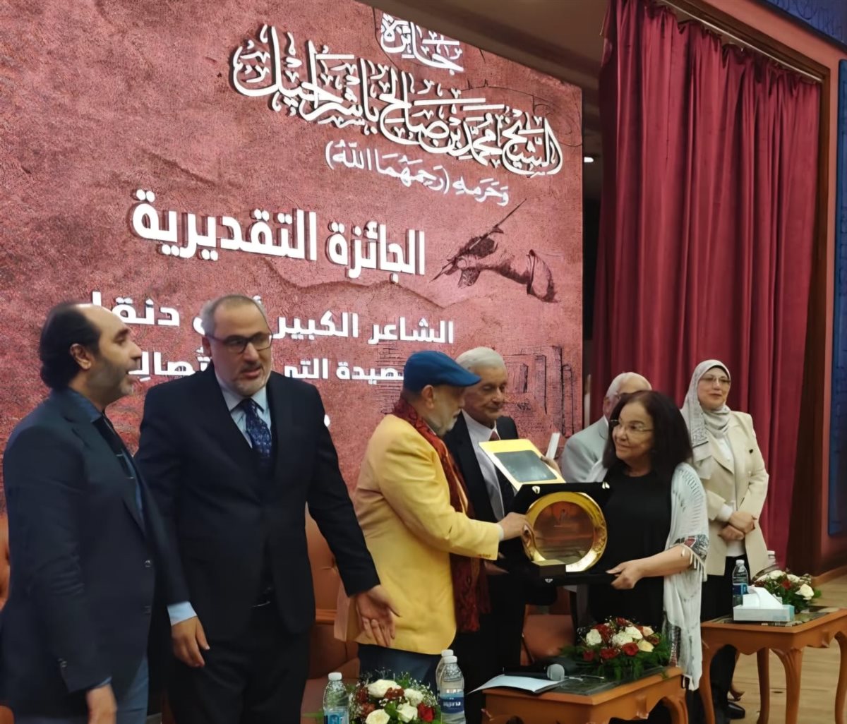 عبلة الرويني أثناء تسلمها تكريم اسم أمل دنقل