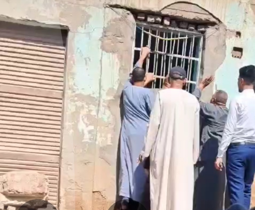 مزارعون أمام جمعية زراعية بالخور