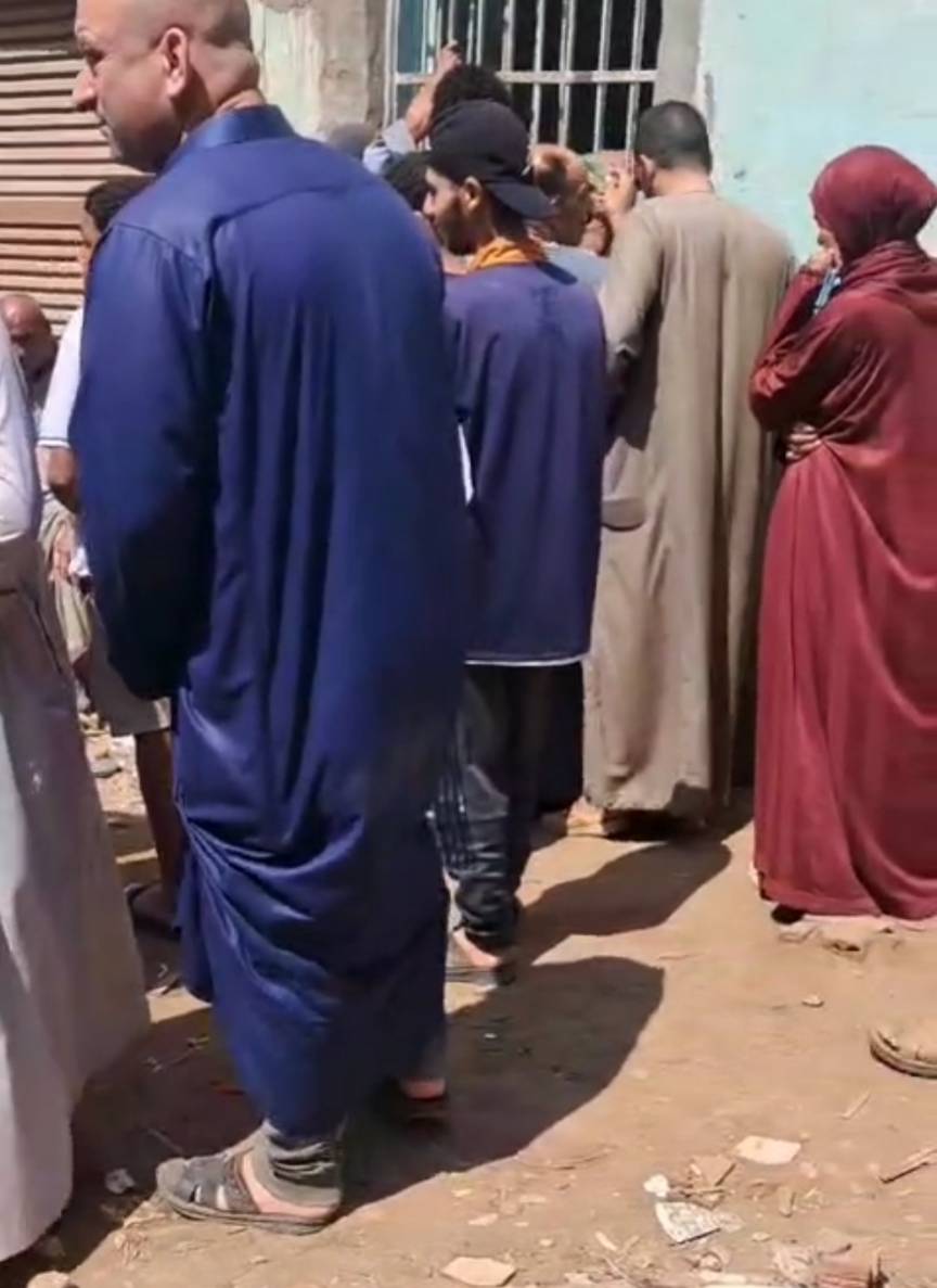 طوابير المزارعين منتظرين صرف الكيماوي