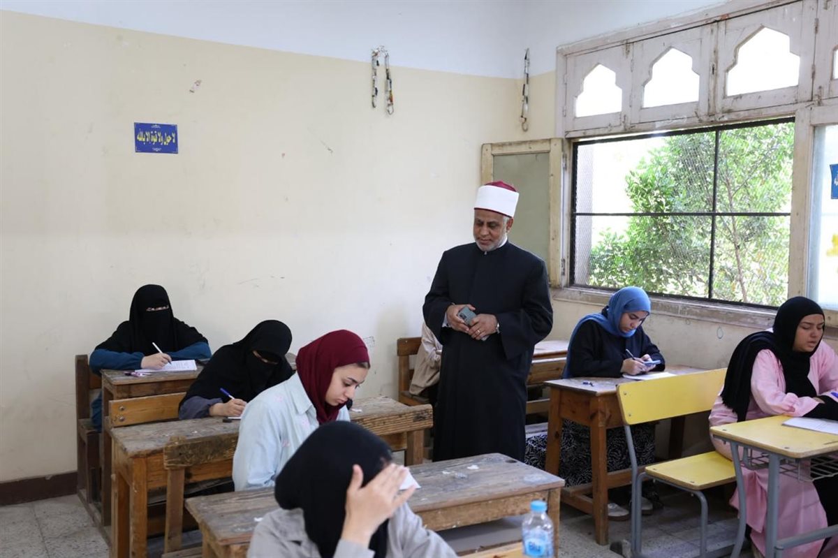 غرفة العمليات المركزية تتابع انتظام امتحانات الشهادة الثانوية الأزهرية للدور الثاني