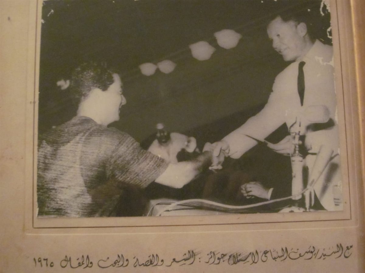 أثناء تسلم د.يوسف خمس جوائز من يوسف السباعي