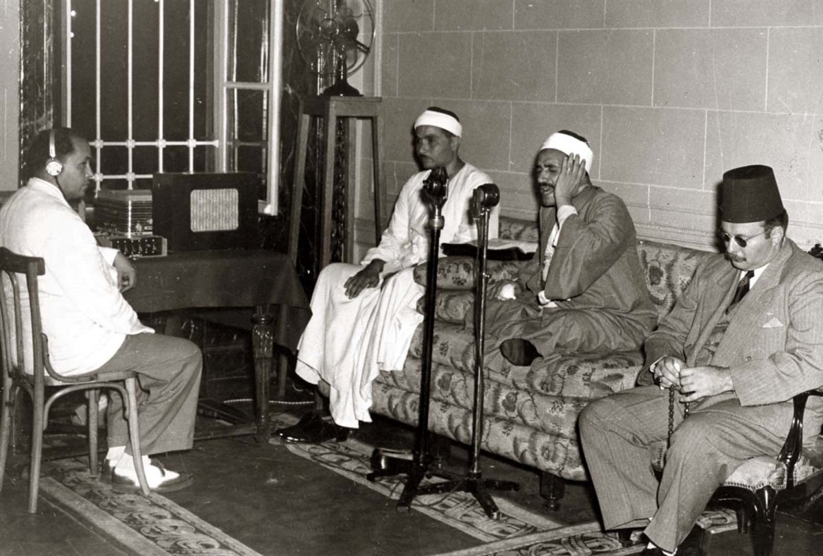 <strong>القارئ الشيخ طه الفشني وبجواره الشيخ مصطفى إسماعيل.. والملك يستمع</strong><br>
