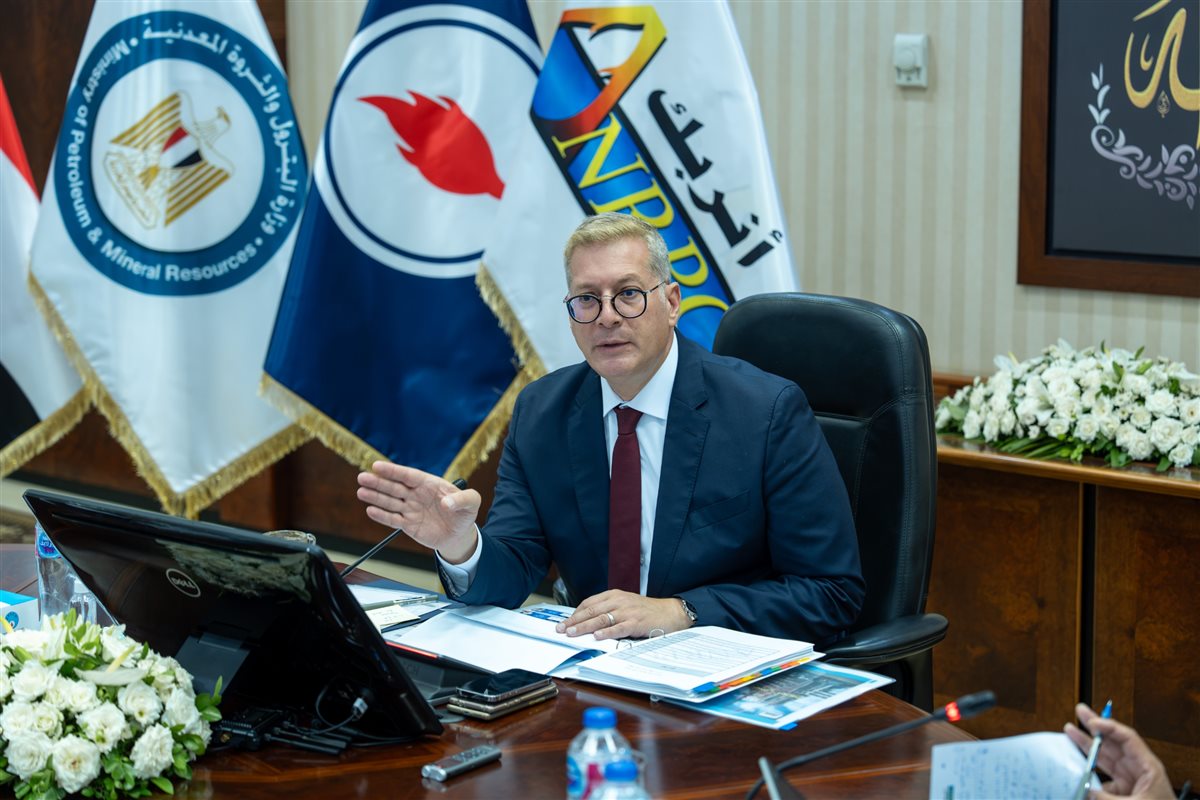 وزير البترول يشيد بجهود أنربك في زيادة إنتاج البنزين وتقليل الاستيراد وتأمين احتياجات السوق