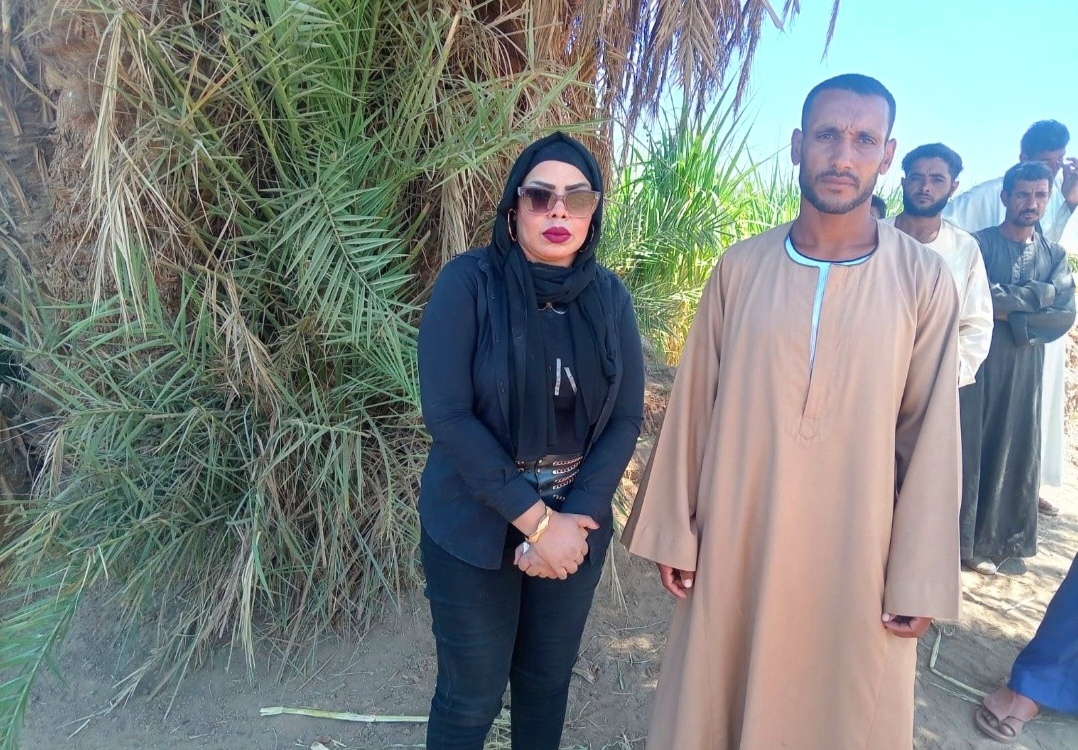 محررة الوفد أثناء اللقاء مع والد الطفل المفقود&nbsp;