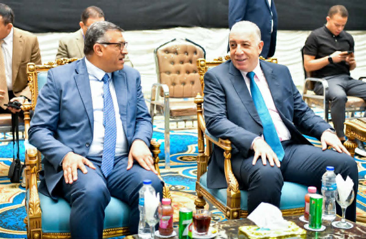 المحافظ ومدير الأمن خلال مراسم القرعة&nbsp;