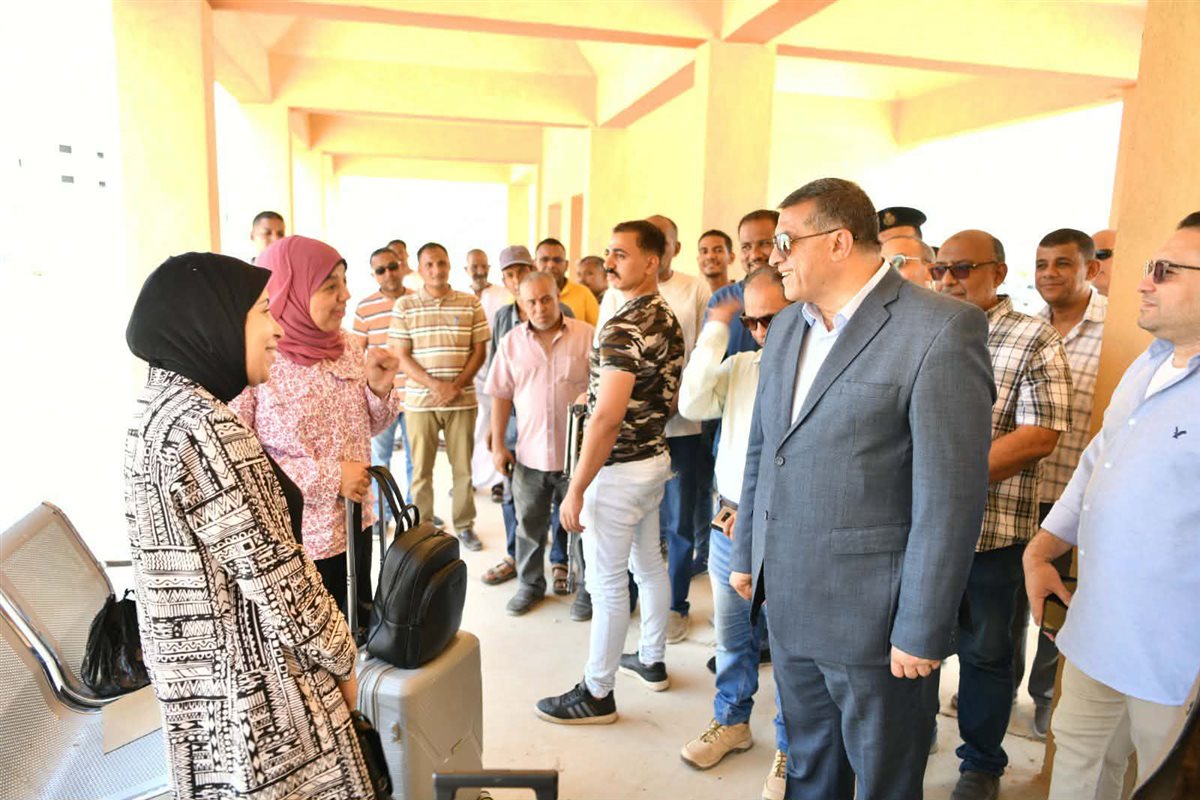 المحافظ يستمع إلي مواطنات خلال الزيارة&nbsp;