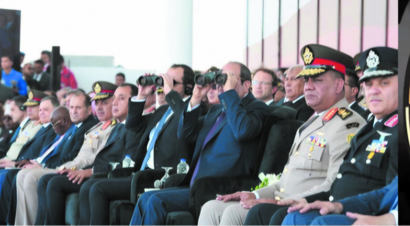 اﻟﺮﺋﻴﺲ وﺿﻴﻮﻓﻪ ﻳﺸﺎﻫﺪون اﻟﻌﺮوض الجوﻳﺔ ﻟﻠﻤﺸﺎرﻛين