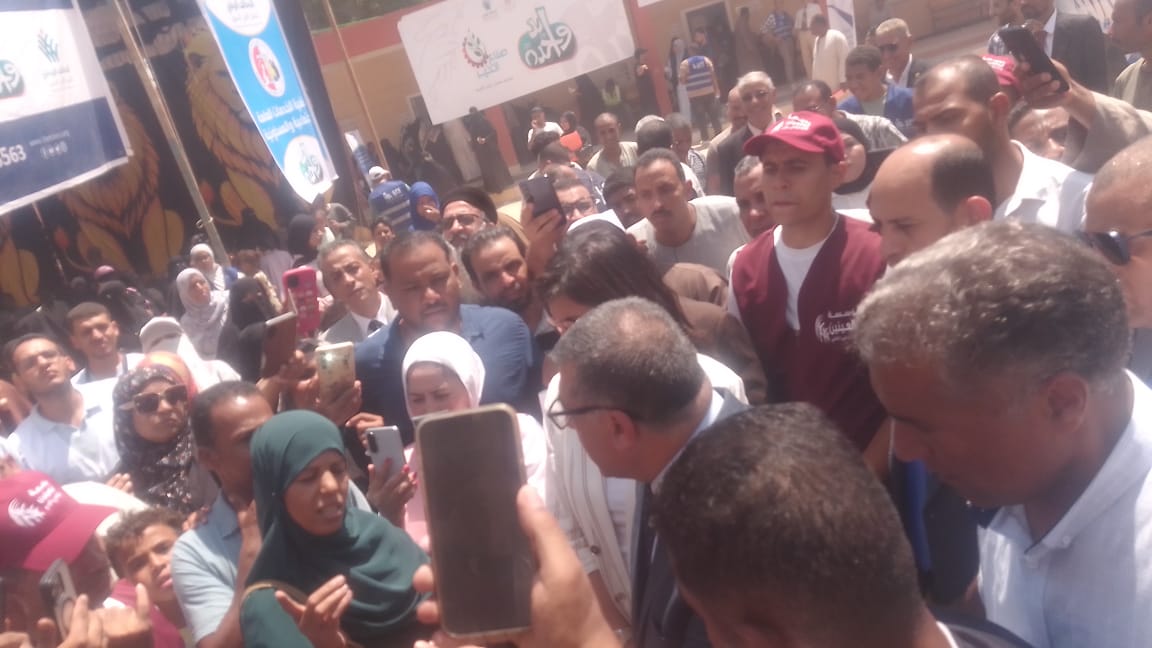 عايده محمد عيسى ربة منزل مقيمة بحجازة قبلى تكشف للمحافظ أزمات القرية المزمنة
