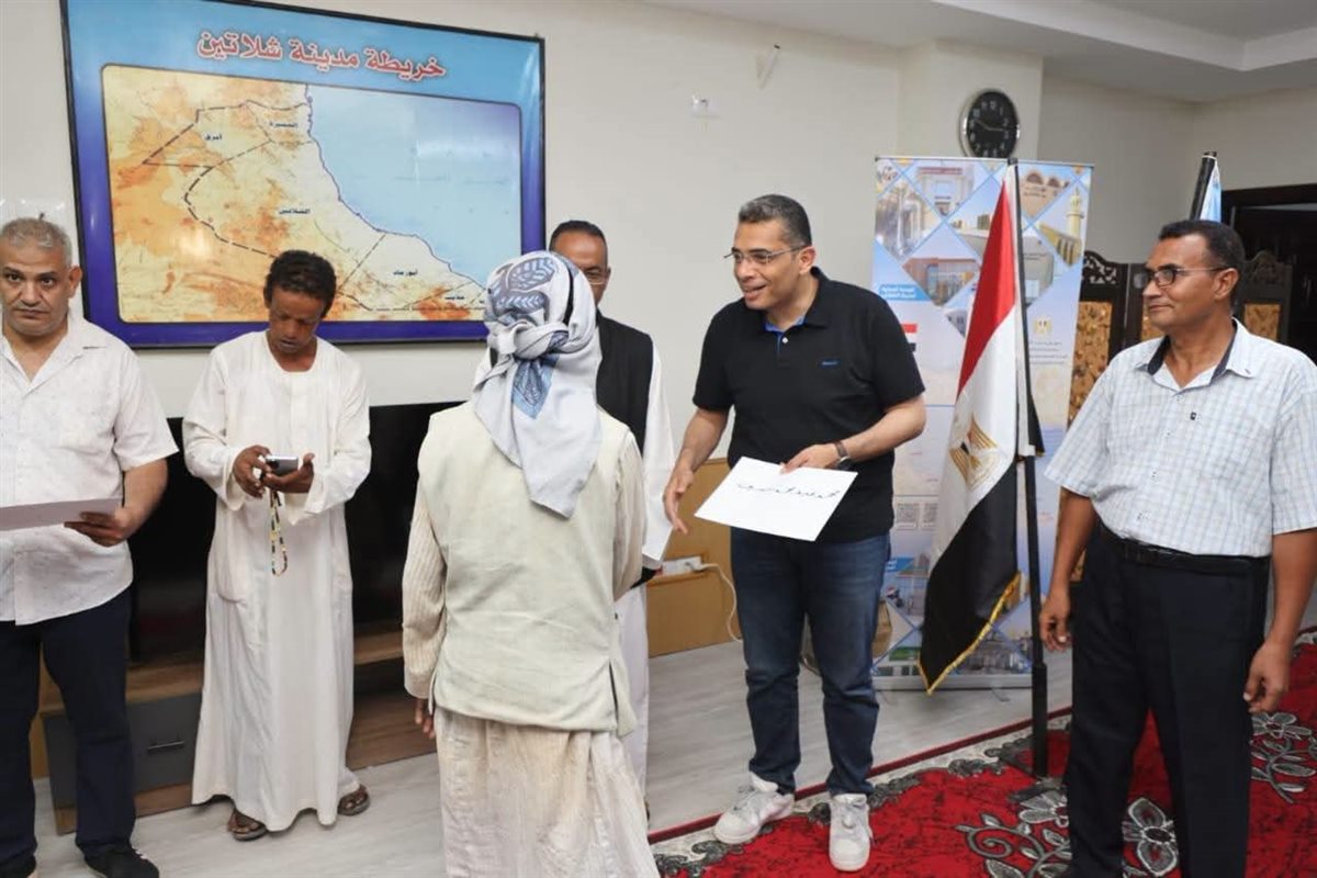 تسليم العقود