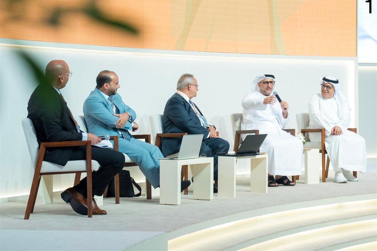 مدير عام الأرشيف والمكتبة الوطنية متحدثاً في الجلسة التي عقدت في قاعة دون كيخوتة