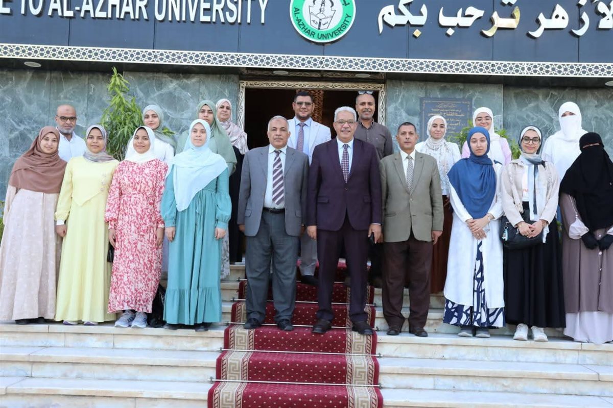 رئيس جامعة الأزهر يستقبل طالبات أوائل الثانوية ويعفيهن من مصروفات الدراسة والمدينة