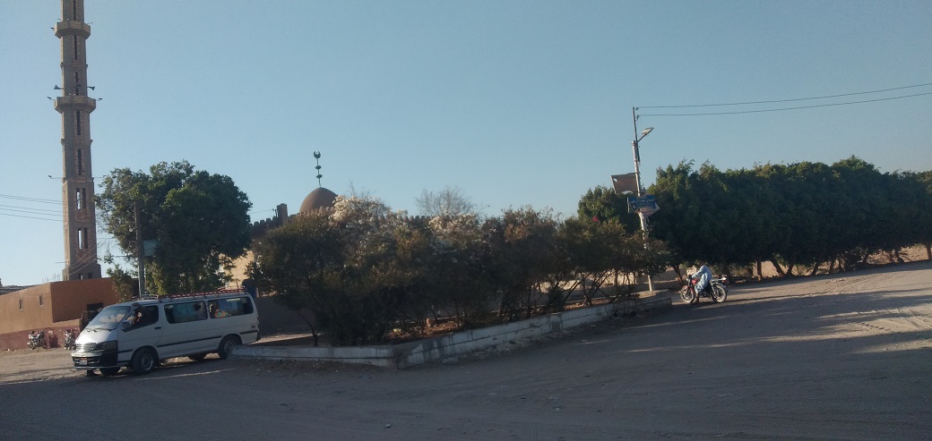ساحة مسجد وموقف سيارات قرية أبوعمورى(تصوير:يوسف الغزالى)