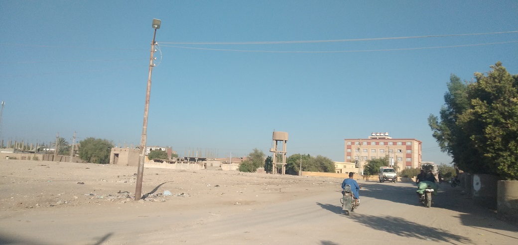 طريق أبوعمورى والبطحة المتصل بمدينة نجع حمادى(تصوير: يوسف الغزالى)