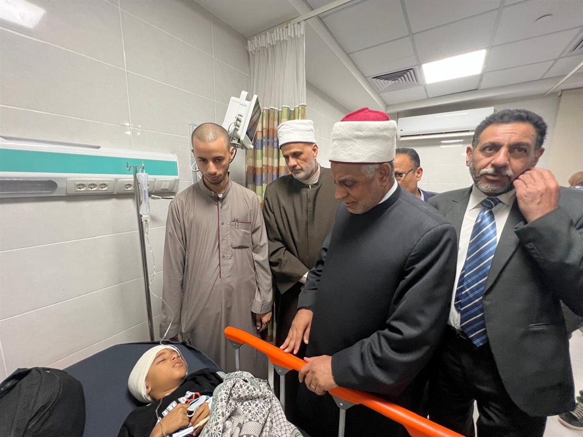رئيس قطاع المعاهد يتفقد الحالة الصحية لتلاميذ معهد نور الإسلام إثر حادث الأتوبيس