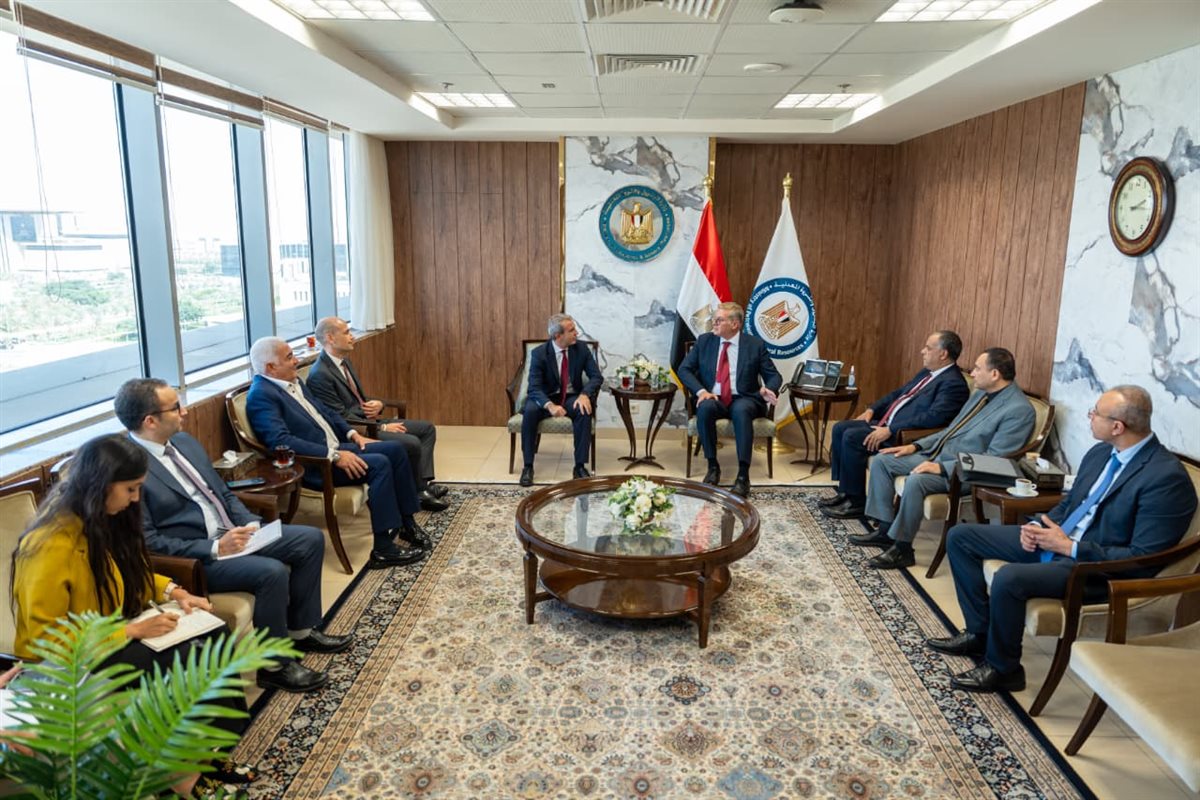 وزير البترول يبحث مع