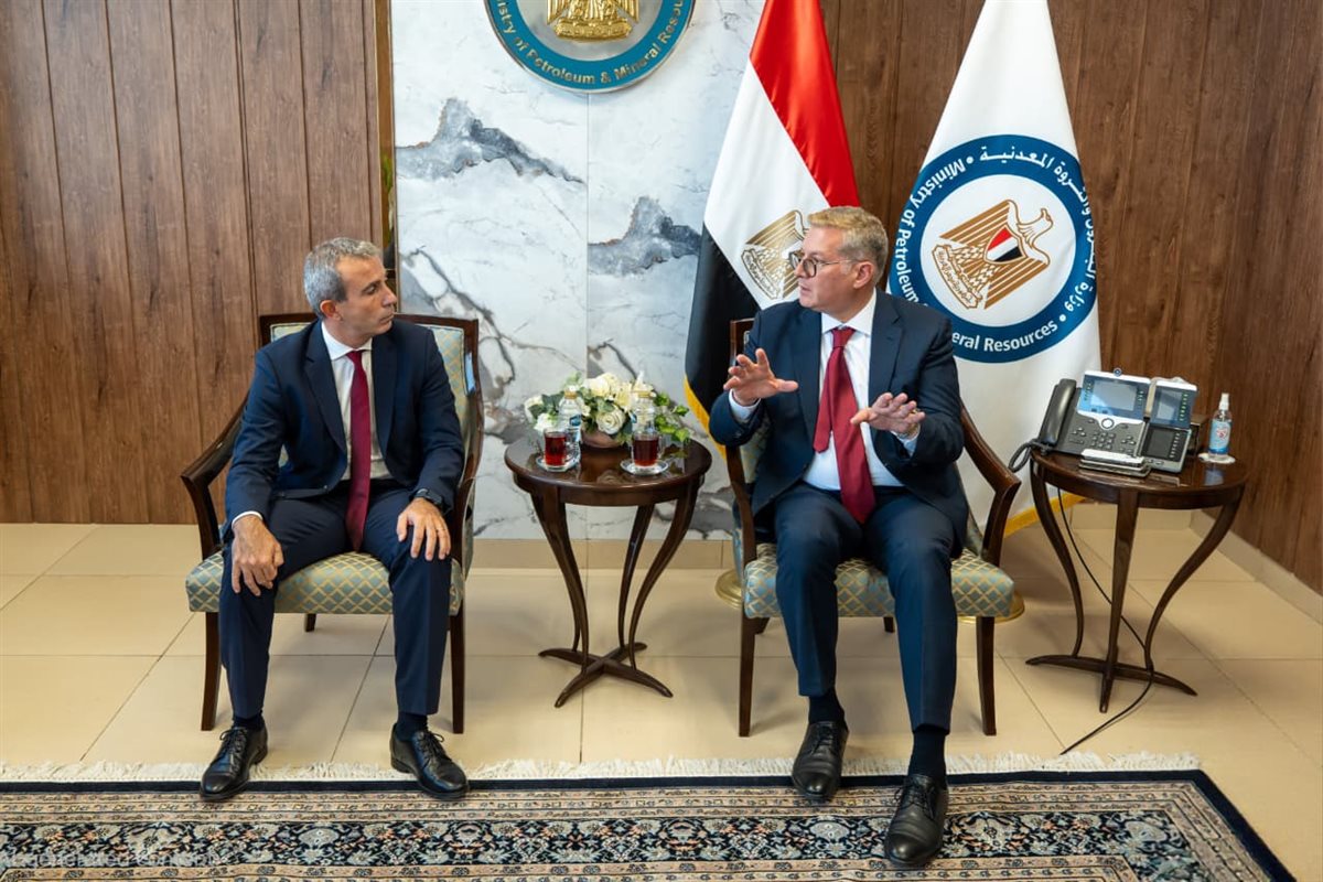 وزير البترول يبحث مع