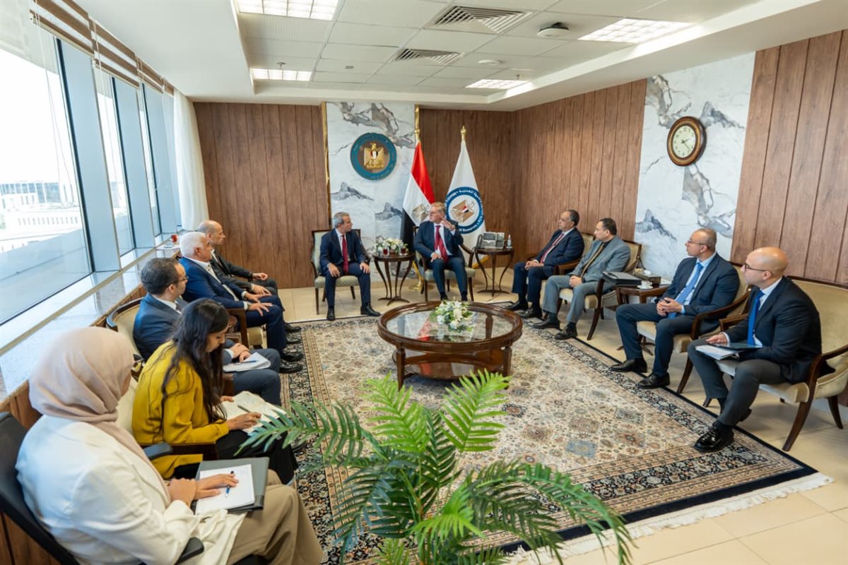 وزير البترول يبحث مع