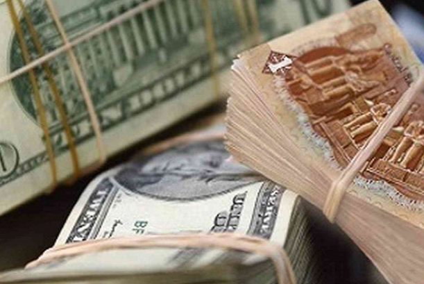 الدولار يتراجع لليوم الثالث في مصر.. تدفقات الأجانب تدعم الجنيه