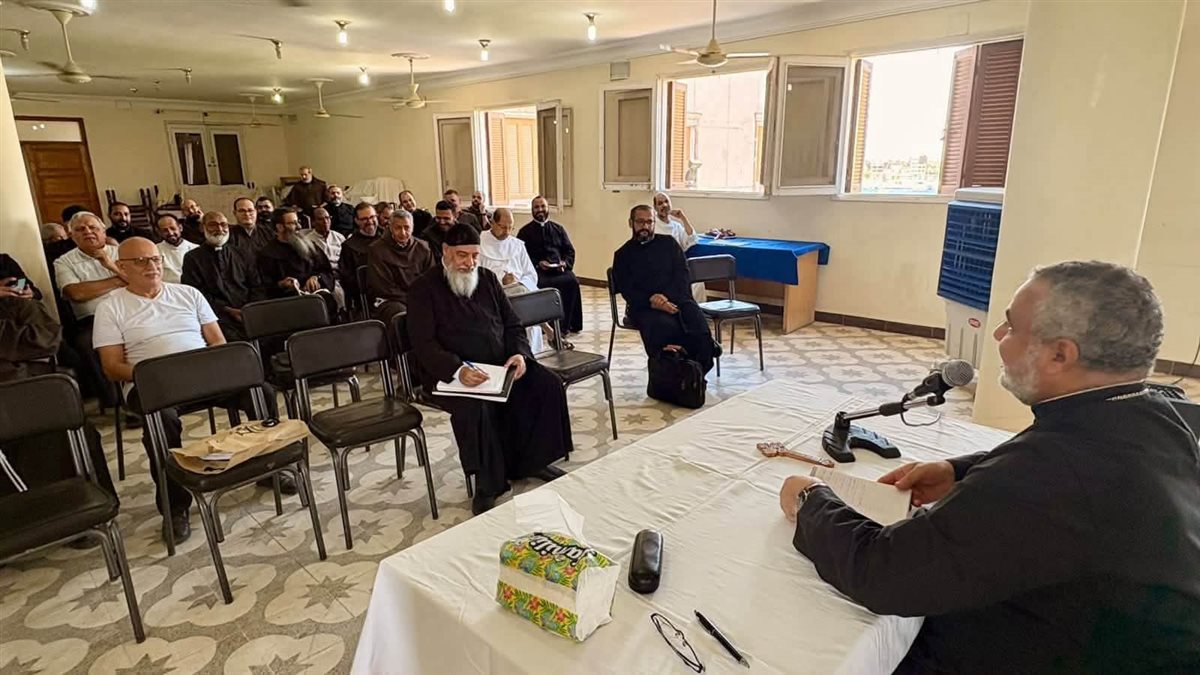 الأنبا عمانوئيل يلتقي إكليروس الإيبارشية