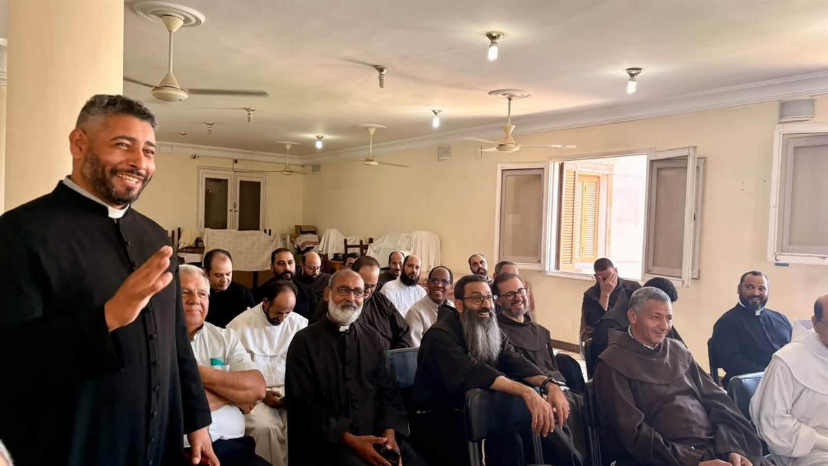 الأنبا عمانوئيل يلتقي إكليروس الإيبارشية