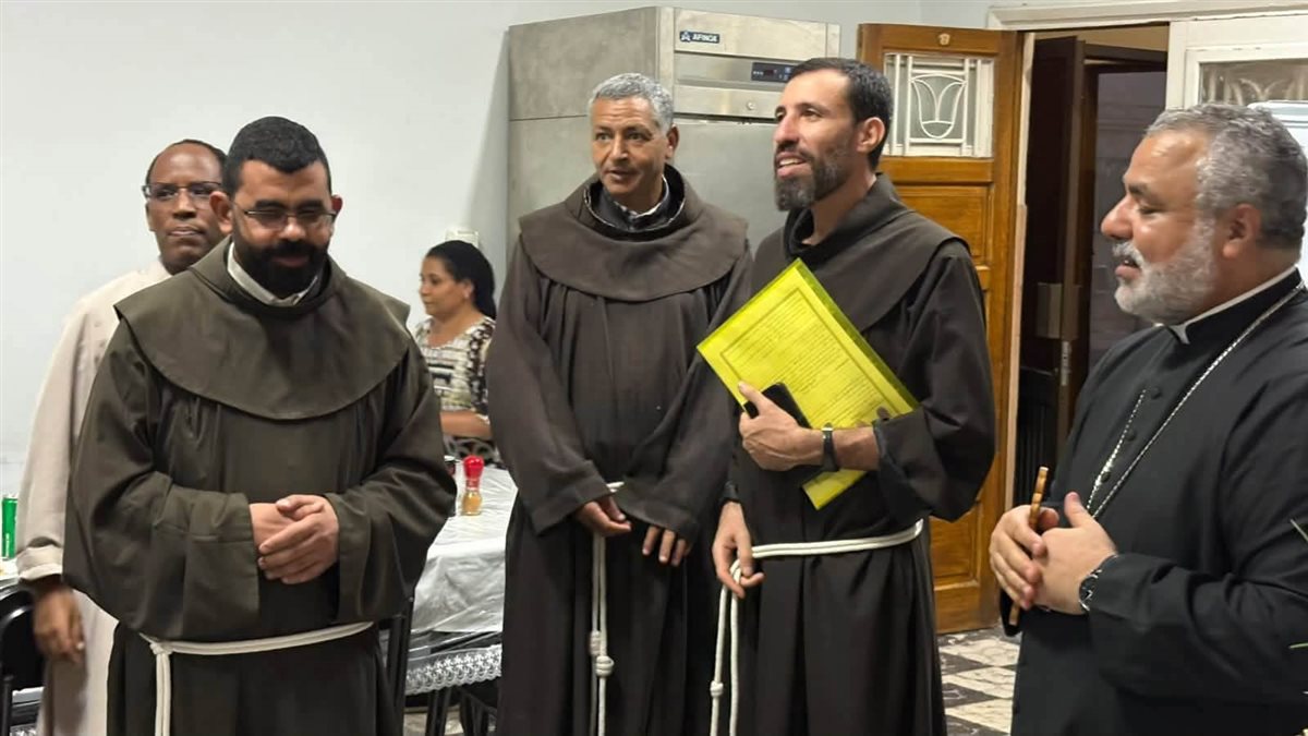 الأنبا عمانوئيل يلتقي إكليروس الإيبارشية