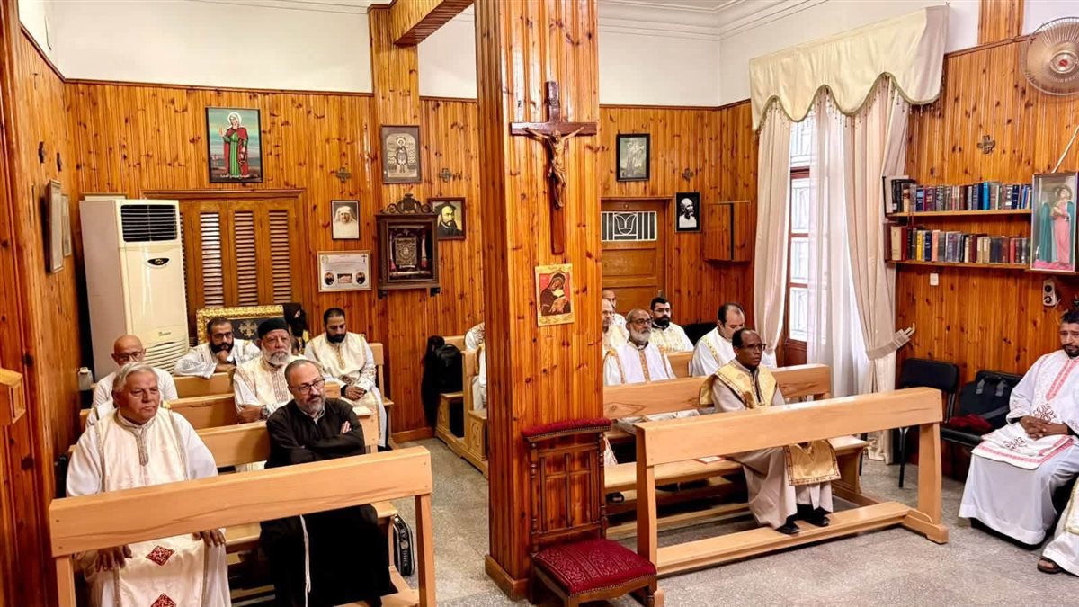 الأنبا عمانوئيل يلتقي إكليروس الإيبارشية