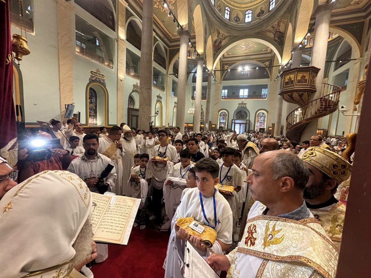 سيامة الشمامسة الجدد بيد الأنبا رافائيل