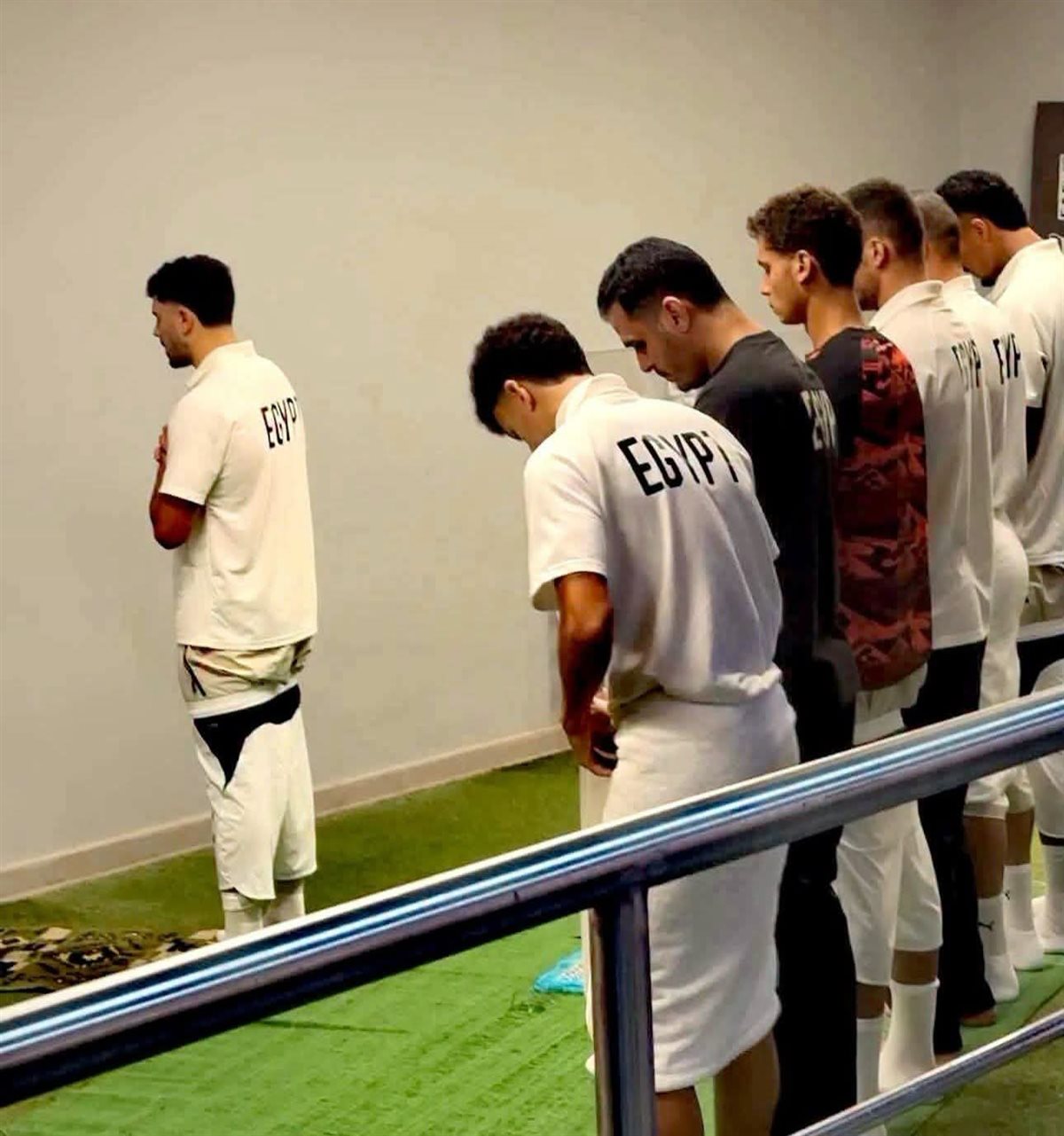 لاعبو منتخب مصر يؤدون صلاة العشاء