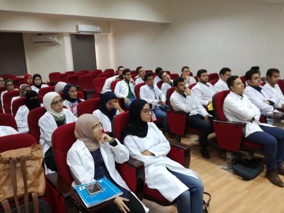 طلاب يدرسون ببرنامج مانشيستر الطبي