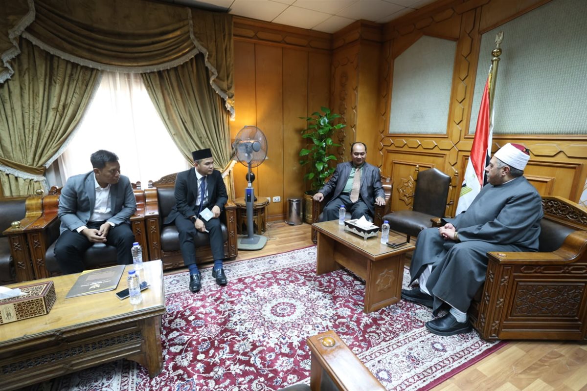 الشيخ أيمن عبد الغني يستقبل وفدًا إندونيسيًّا لبحث توقيع بروتوكول تعاون ثنائي