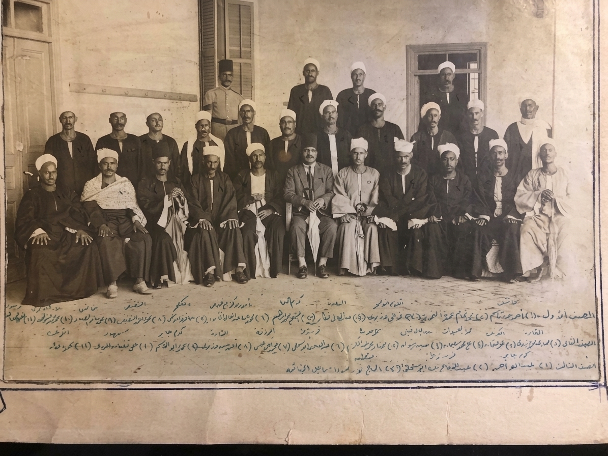 صورة نادرة لعمد شمال قنا ويظهر العمدة أحمد قاسم في الصف الأول&nbsp;