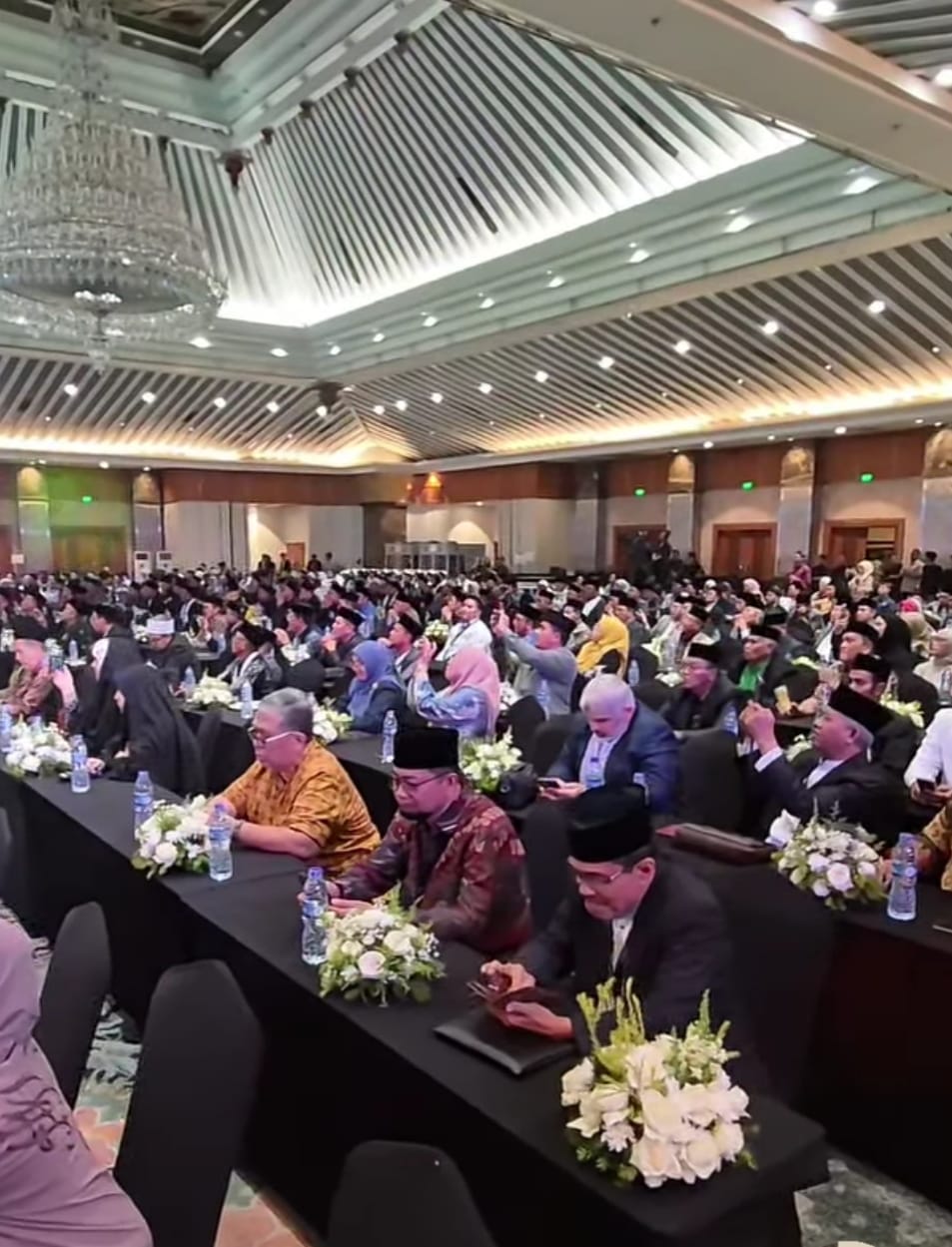 أمين الأعلى للشئون الإسلامية يلقي دعاء ختام المؤتمر الدولي للأئمة ويوقع «وثيقة جاكرتا»