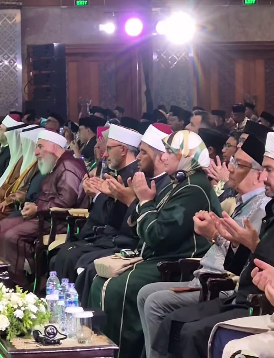 أمين الأعلى للشئون الإسلامية يلقي دعاء ختام المؤتمر الدولي للأئمة ويوقع «وثيقة جاكرتا»