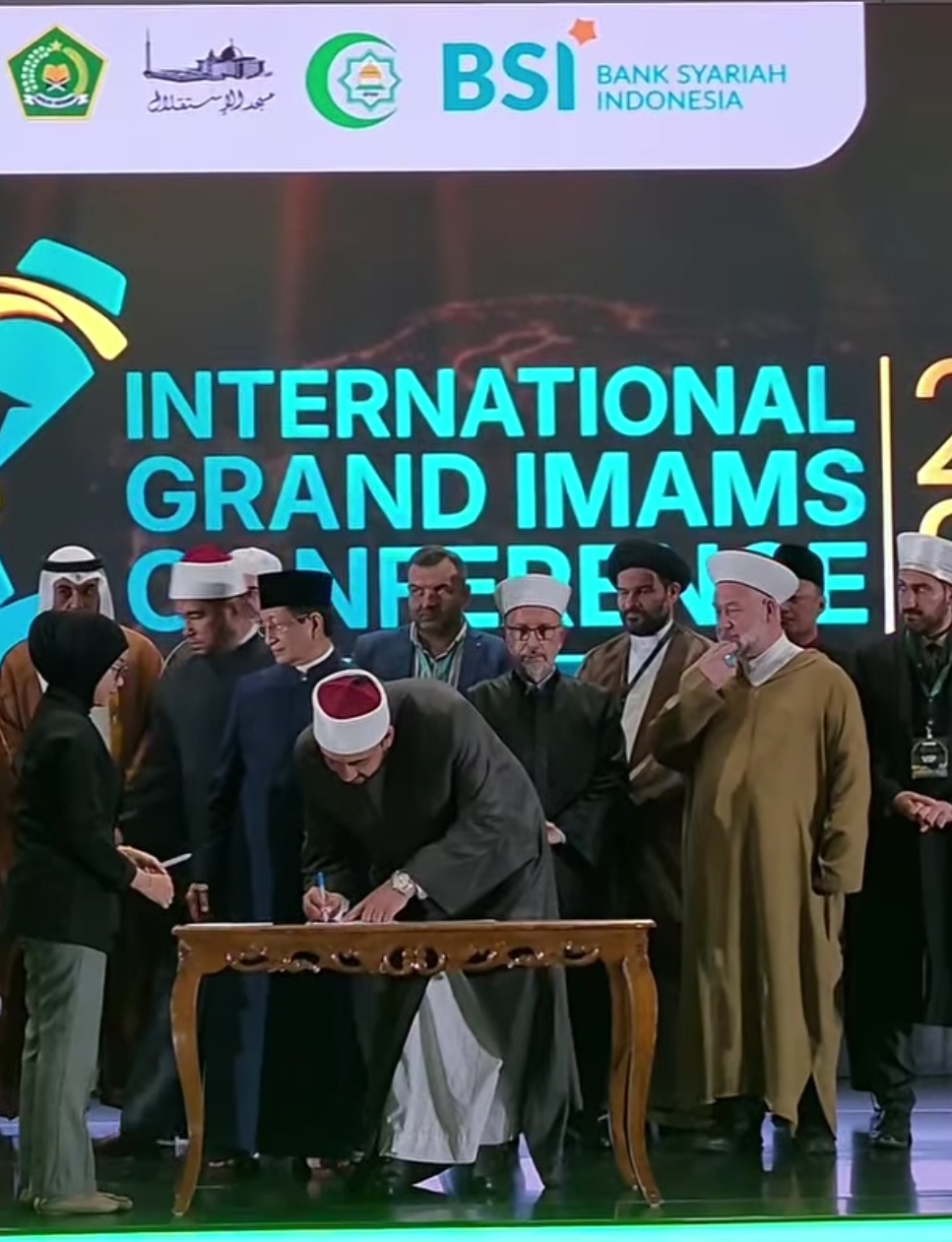 أمين الأعلى للشئون الإسلامية يلقي دعاء ختام المؤتمر الدولي للأئمة ويوقع «وثيقة جاكرتا»
