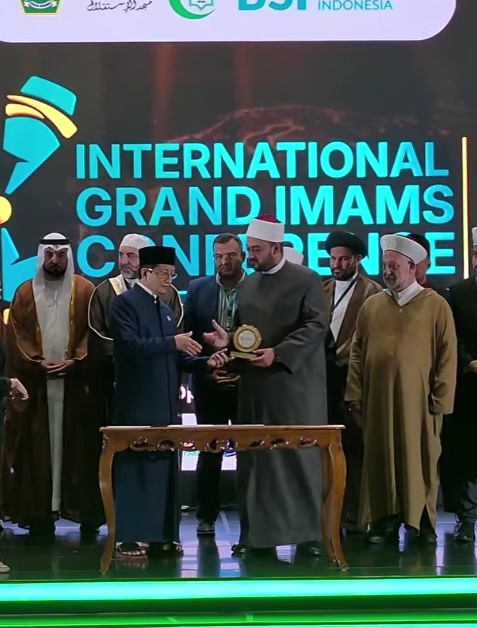 أمين الأعلى للشئون الإسلامية يلقي دعاء ختام المؤتمر الدولي للأئمة ويوقع «وثيقة جاكرتا»
