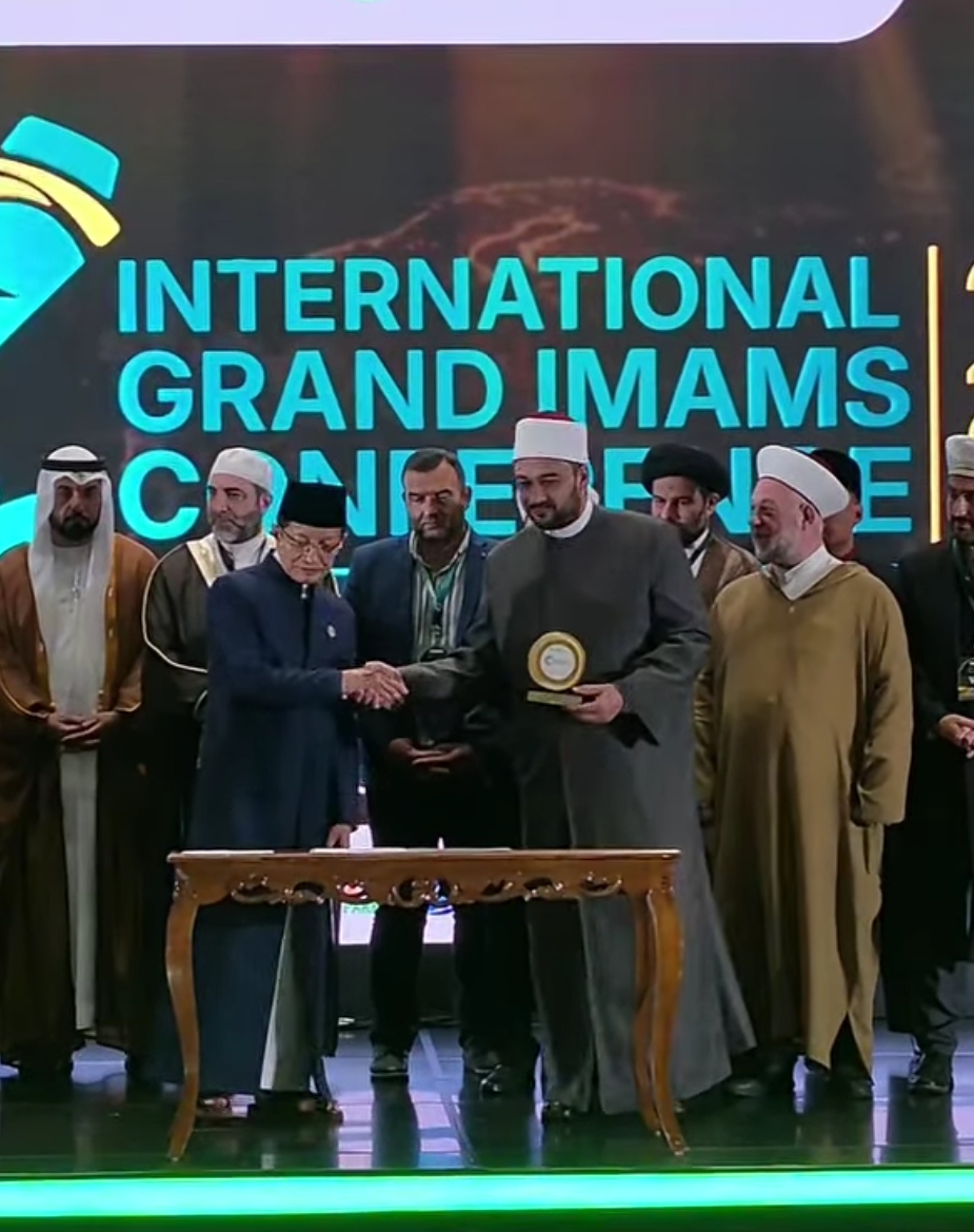 أمين الأعلى للشئون الإسلامية يلقي دعاء ختام المؤتمر الدولي للأئمة ويوقع «وثيقة جاكرتا»