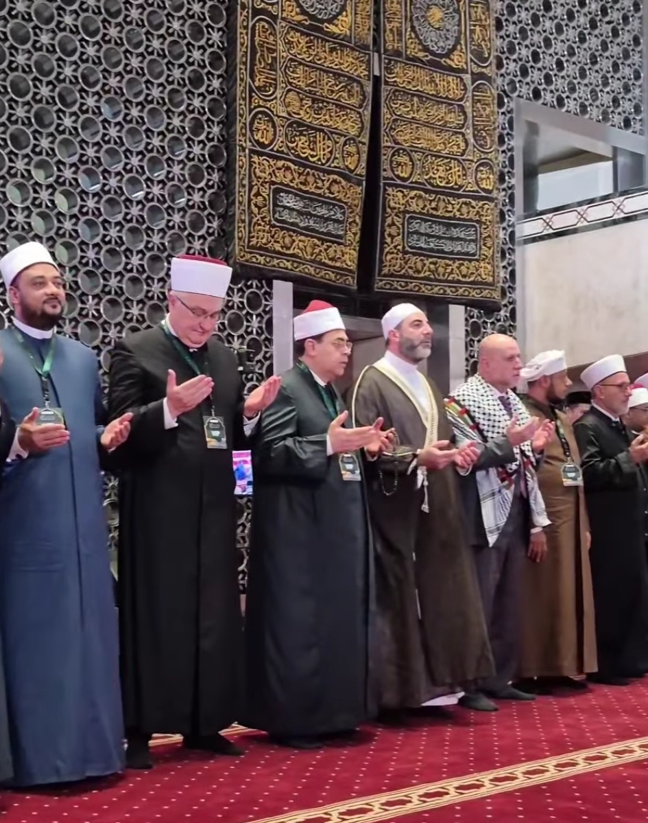 أمين الأعلى للشئون الإسلامية يلقي دعاء ختام المؤتمر الدولي للأئمة ويوقع «وثيقة جاكرتا»