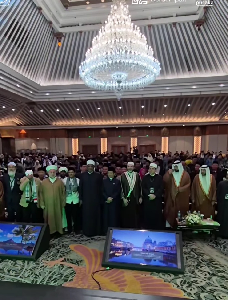 أمين الأعلى للشئون الإسلامية يلقي دعاء ختام المؤتمر الدولي للأئمة ويوقع «وثيقة جاكرتا»