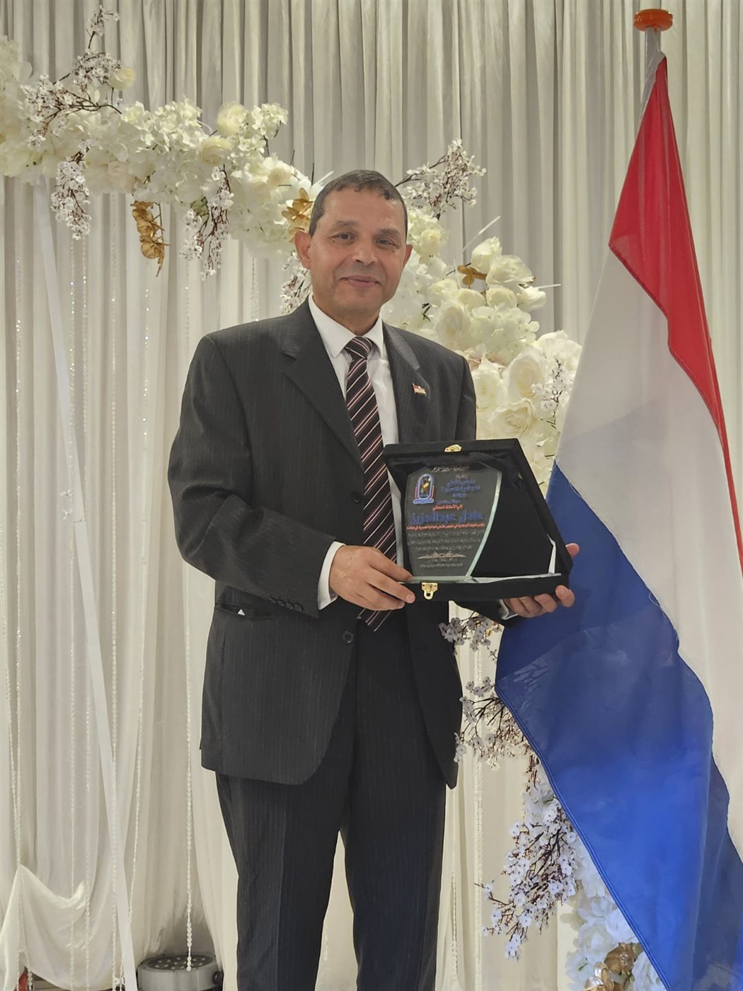 تكريم عادل عبد العزيز عضو مجلس الجالية المصرية