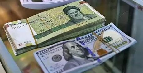 الريال الإيراني في قاع تاريخي.. 2.7 مليون ريال للدولار رغم ضخ ملياري دولار لإنقاذ العملة