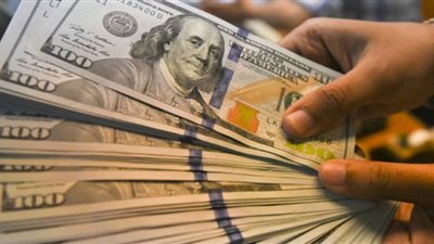 البنوك الرئيسية تخفض سعر الدولار في تعاملات اليوم