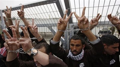 الصليب الأحمر يحذر من وفاة عدد من الأسرى الفلسطينيين فى السجون الإسرائيلية