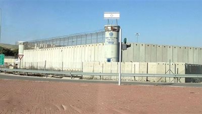 وقفة تضامنية مع الصحفيين الأسرى الفلسطينيين أمام سجن عوفر الإسرائيلي